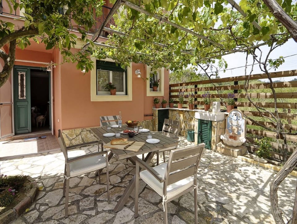 Pergola - Shaded Back Yard