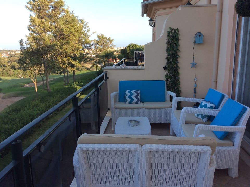 Furnished upstairs balcony