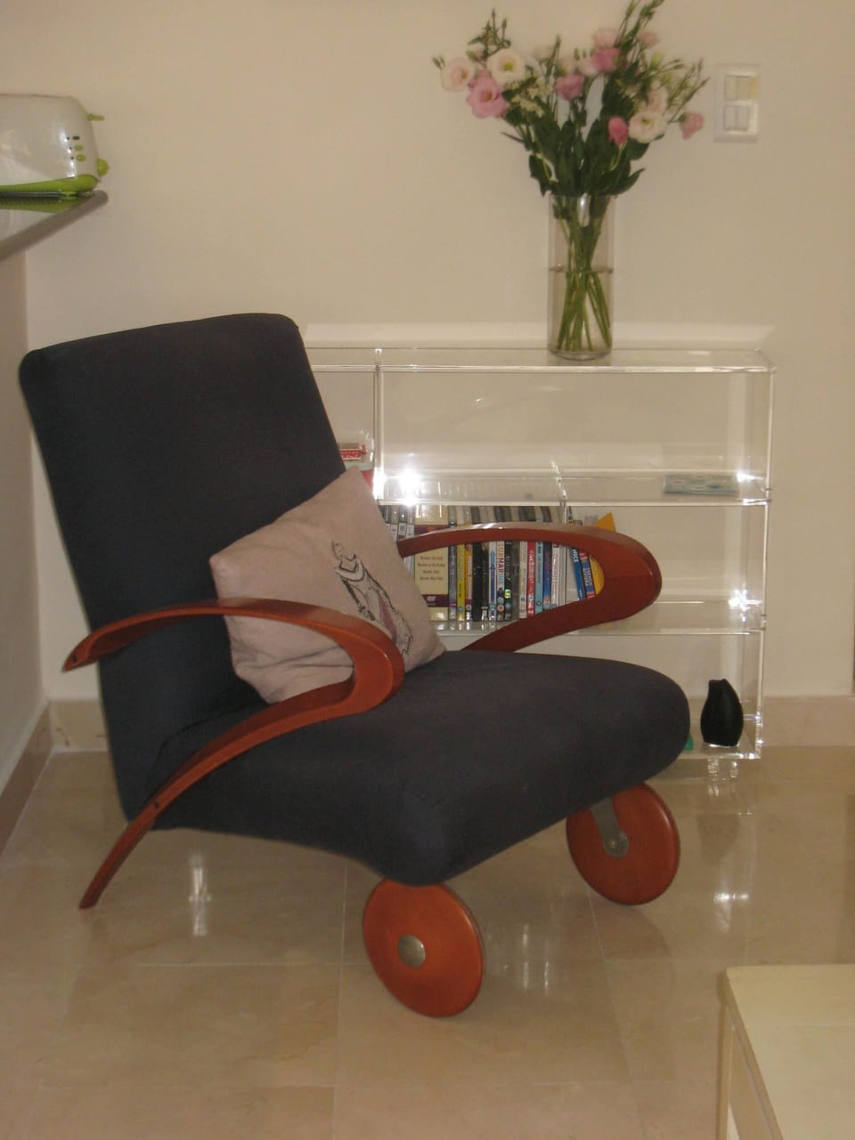 Well furnished with modern - the design classic ‘The Rolling Chair’, by Peduzzi 