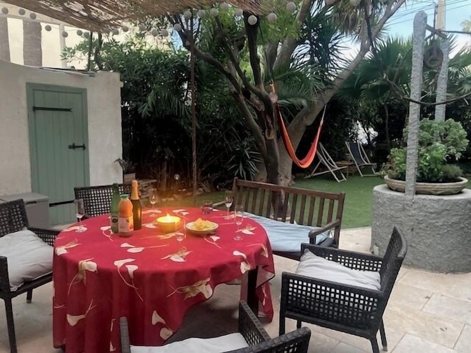 Garden, dining table for 6 people and hammock
