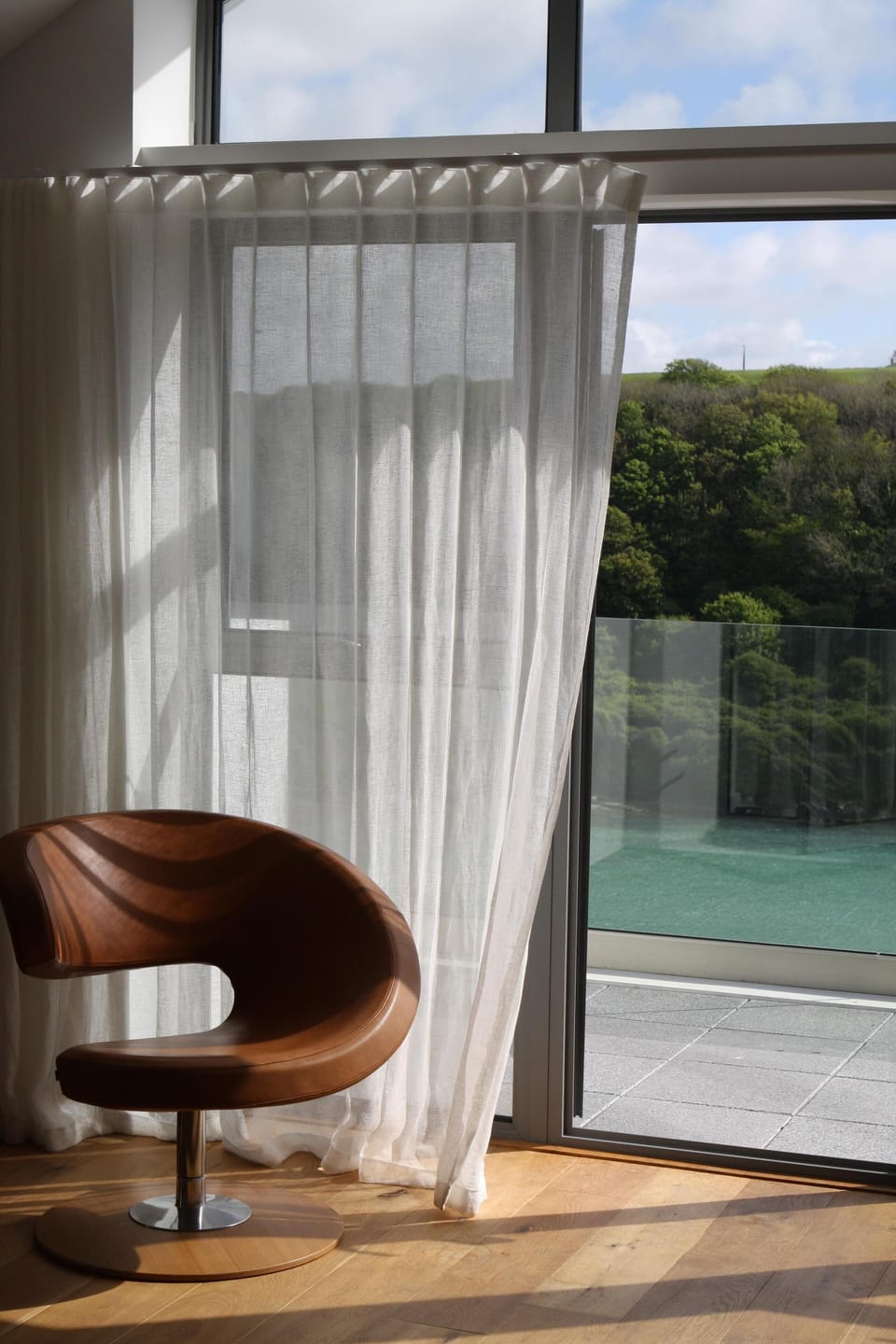 Sitting room, balcony and azure water beyond.