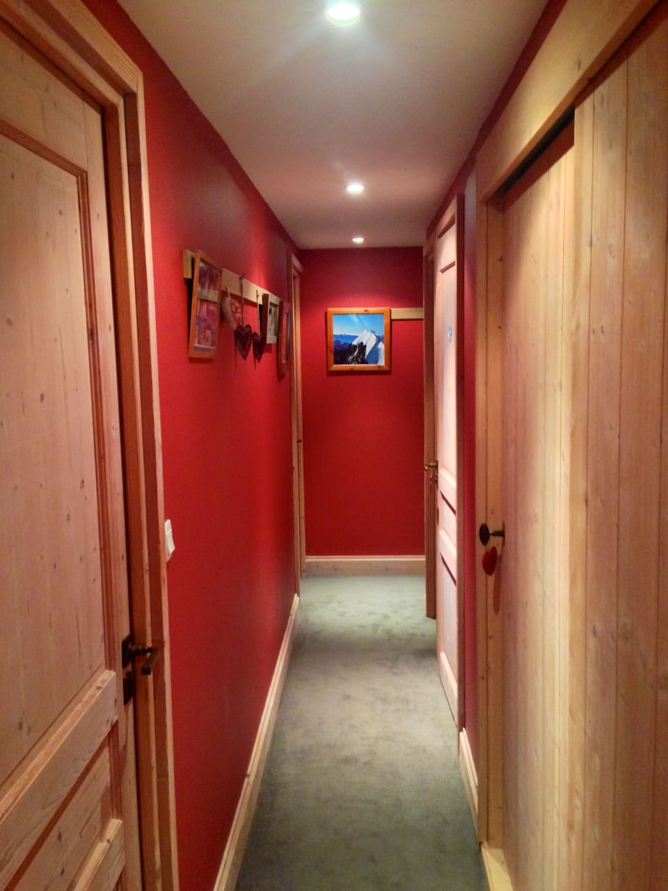 Corridor : access to the sleep side of the apartment...