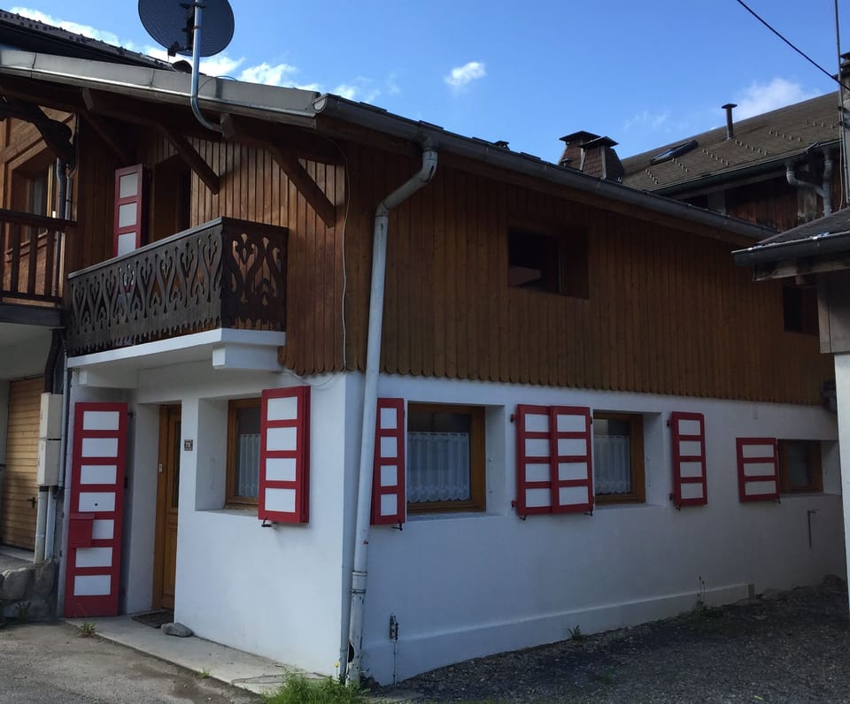 Chalet side