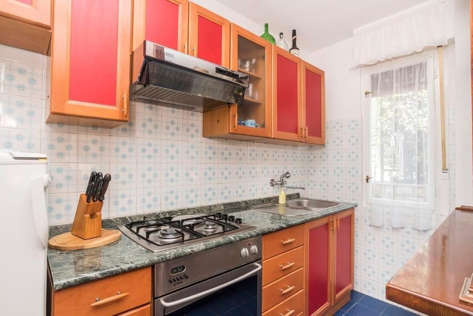 The kitchen with 3 gas burners and an electric one, oven, kitchen extractor hood, refrigerator ...