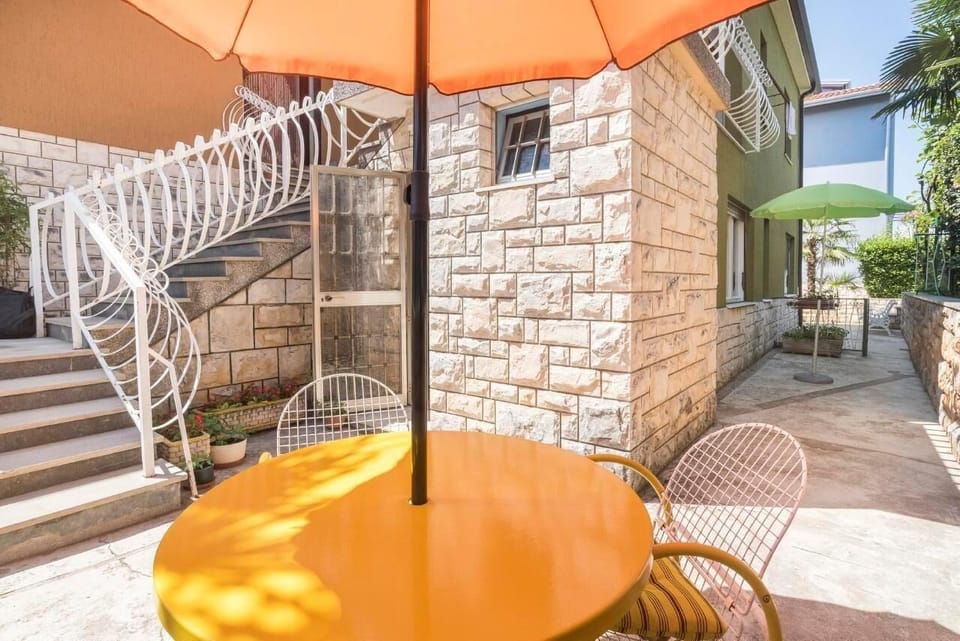 The small terrace with a table equipped with 2 chairs