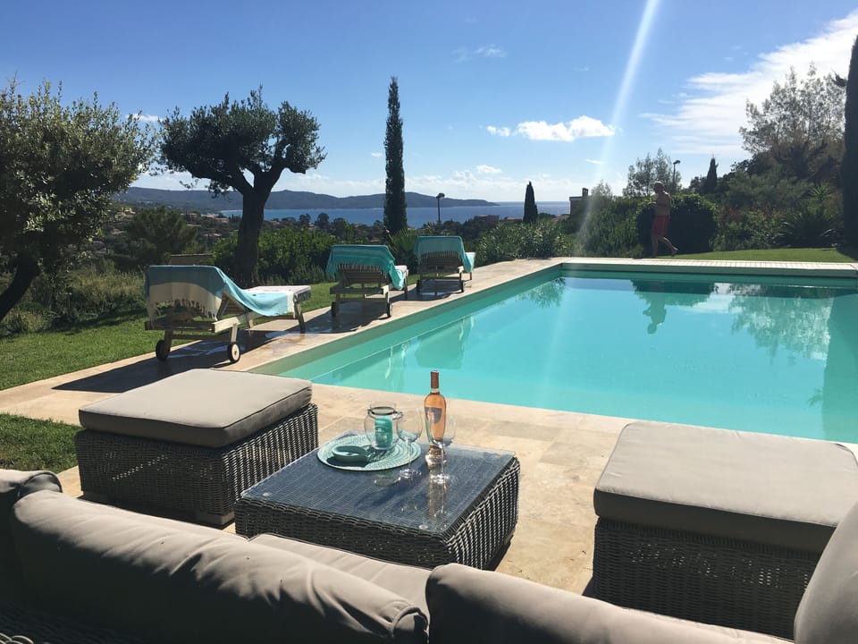 Poolansicht von der Poolterrasse
Blick auf das Meer und das Cap Lardier