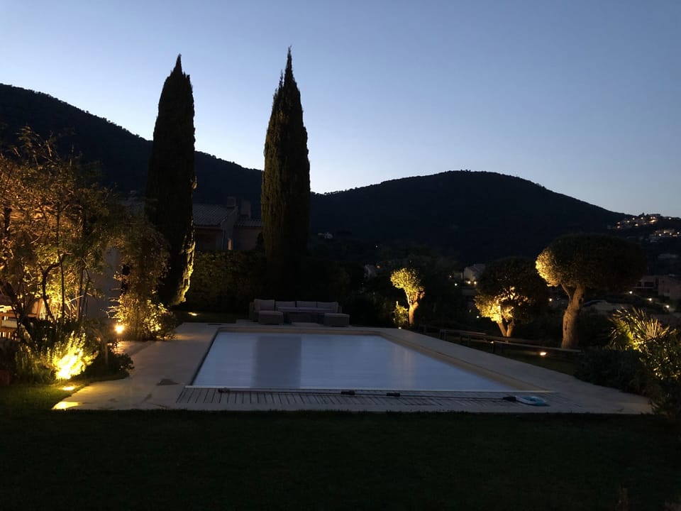 Der beleuchtete Garten am Abend