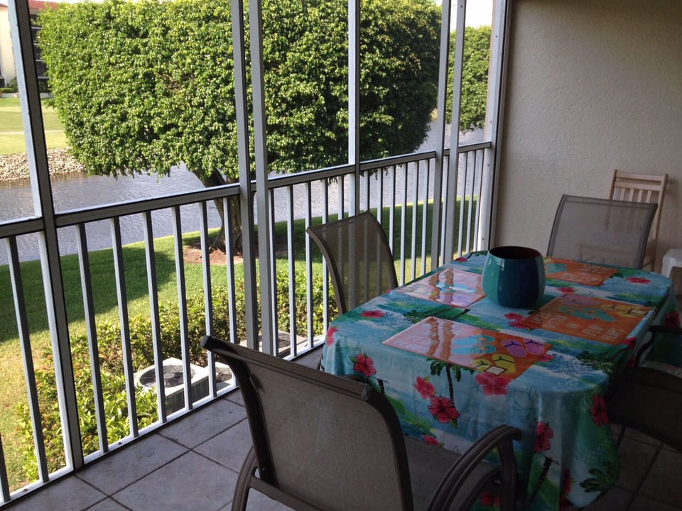 Florida Lanai living with table and chairs