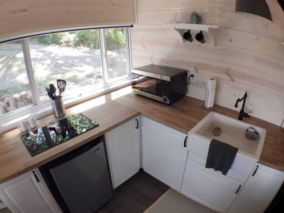 Smooth Cooktop with Pots/Pans/Dishes