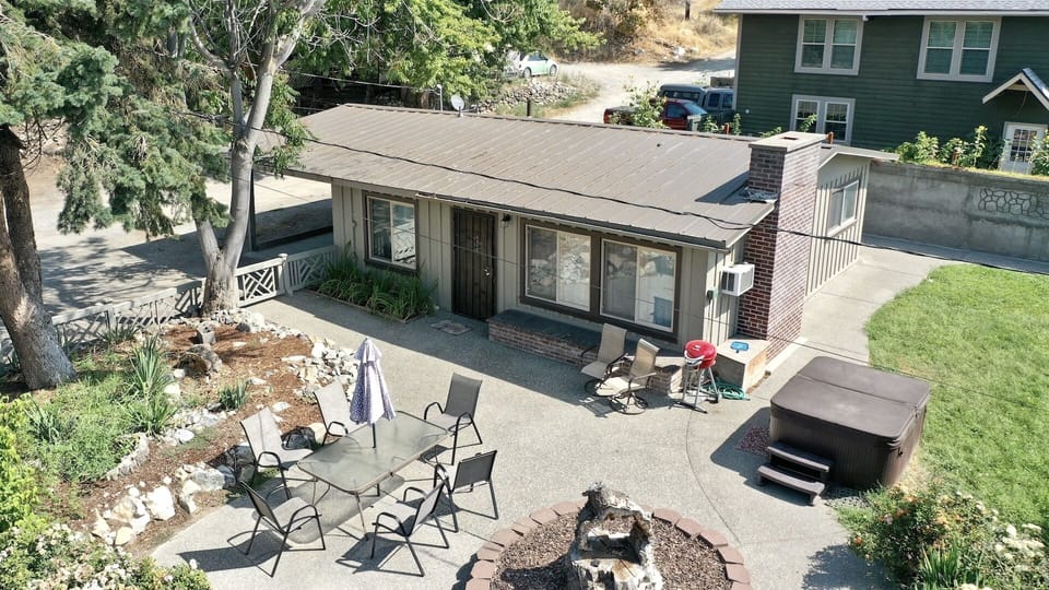Our Parkview House is conveniently located very close to beautiful Lake Chelan and in downtown Chelan