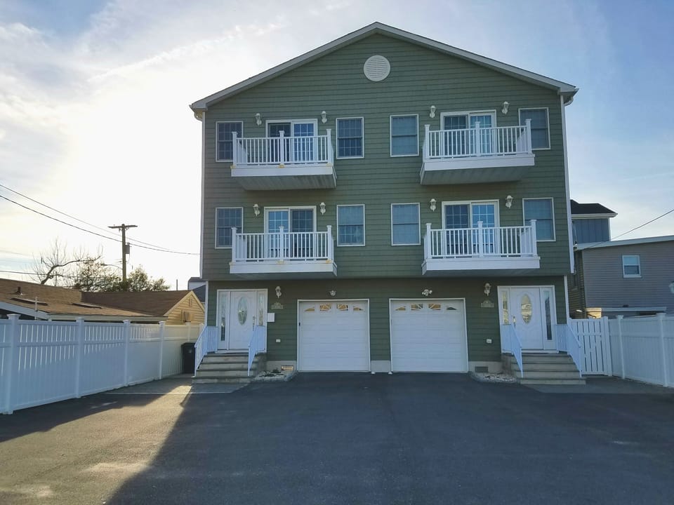 spacious 3 level duplex with 2 balconies