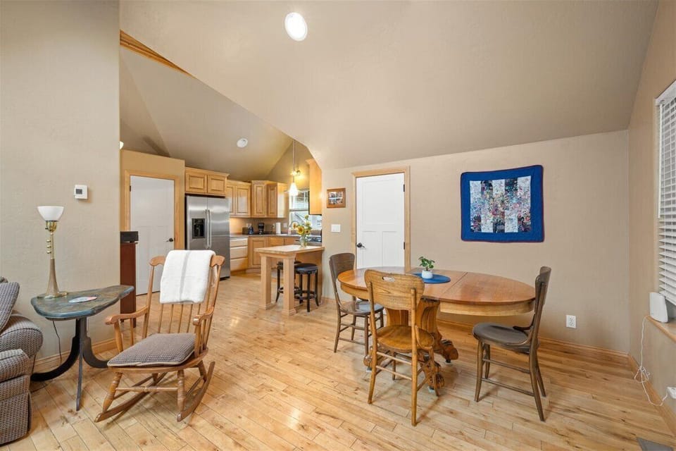 Dining area and view towad the kitchen