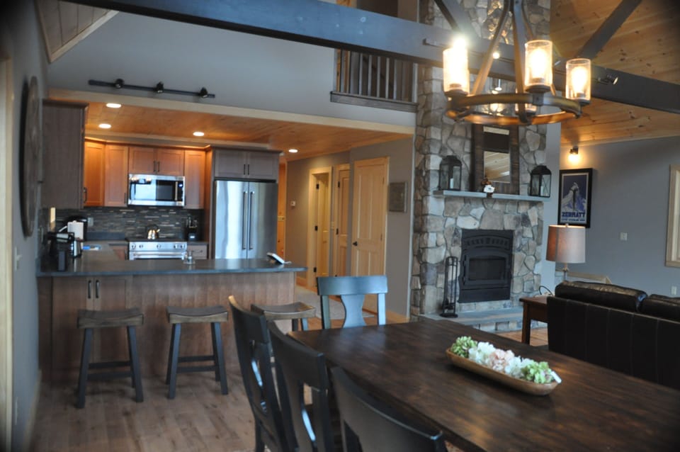 Open floor plan with large dining room table, and kitchen peninsula 