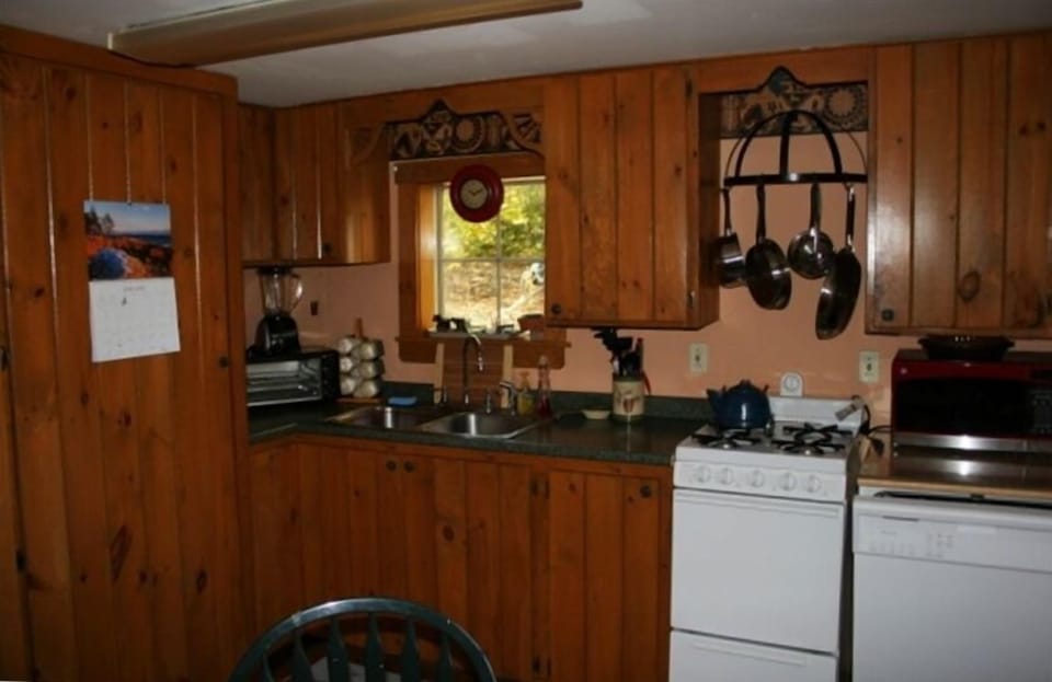 Eat-in kitchen, with new stove, dishwasher, microwave, toaster oven, blender