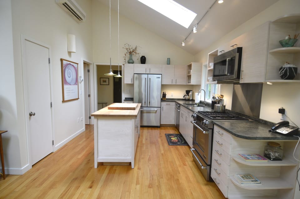 modern, well-equipped kitchen w/ granite counters, island & Jenn-Air appliances