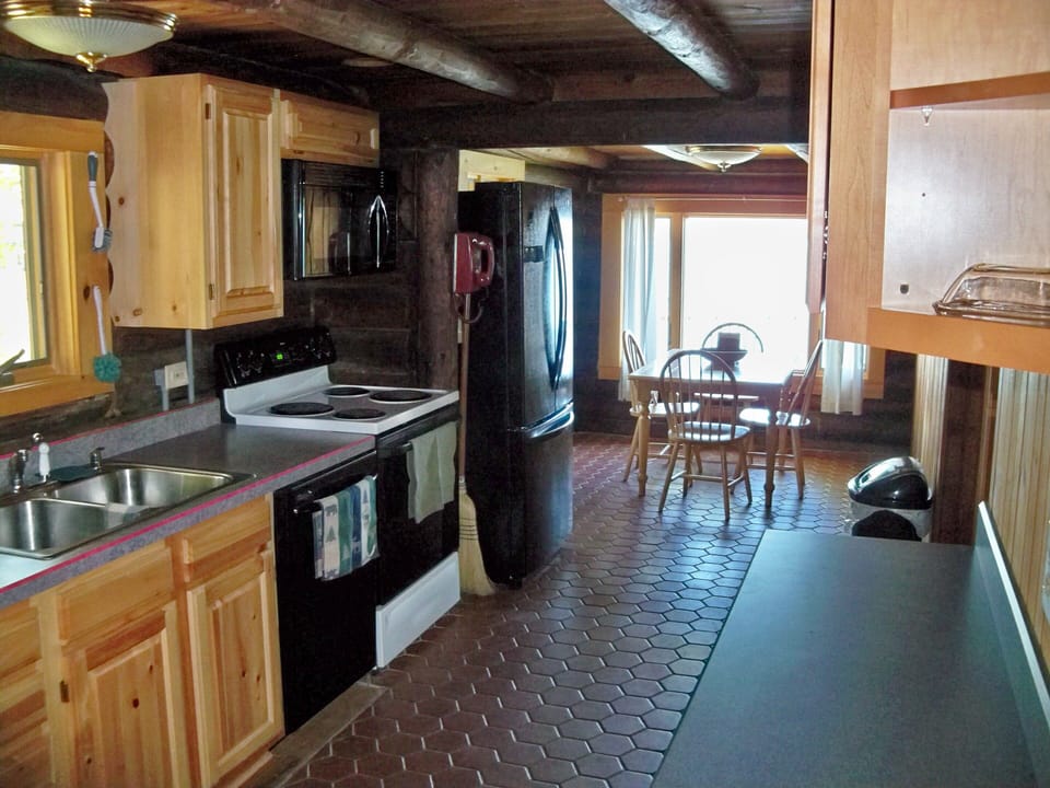 Kitchen looking north, counter under wall cabinets on right side