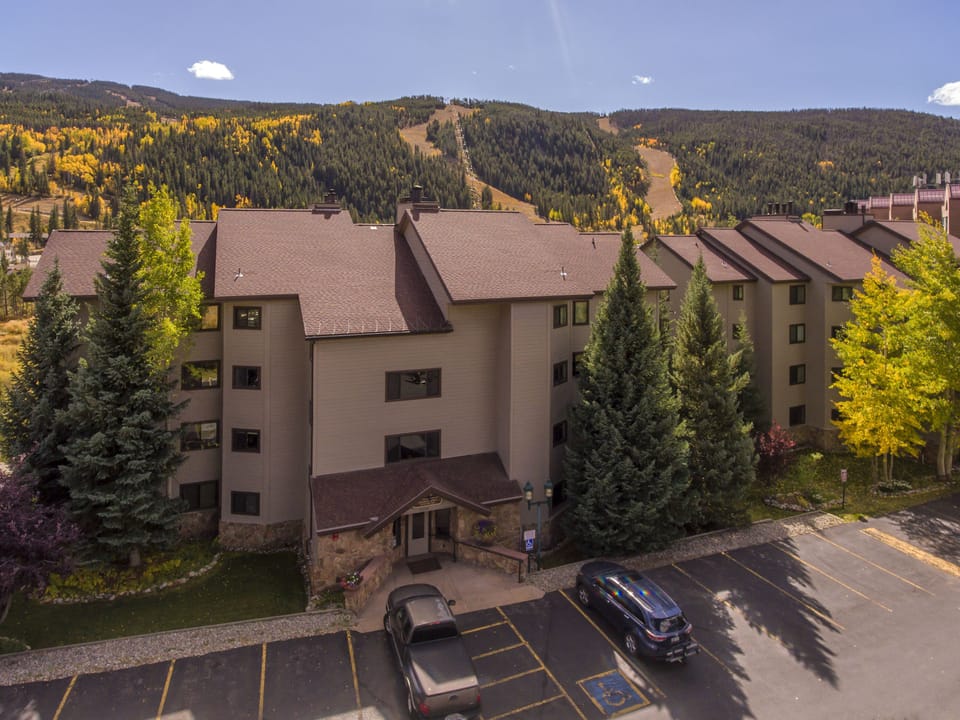 Cinnamon Ridge #231--Large 3BR/3 Bath with mile-wide ski run view, pvt. hot tub.