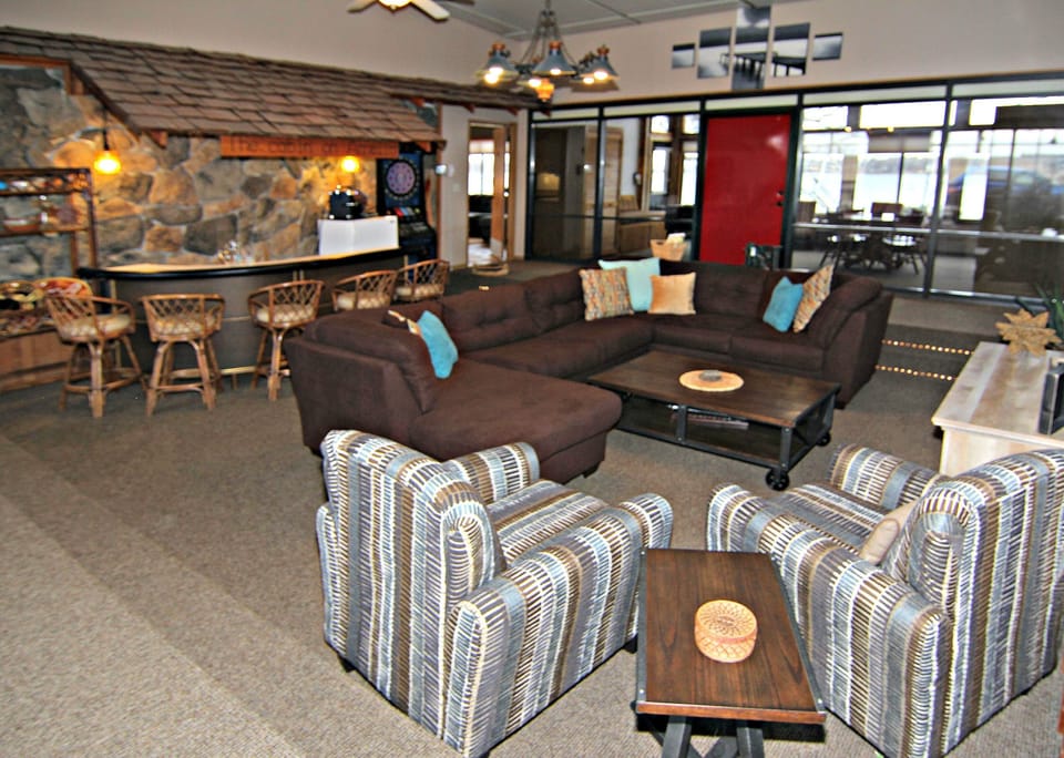 Rec Room - Enjoy the bar, comfy seating (with pull out bed) 60" tv and bar darts
