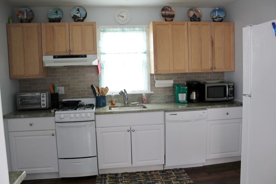 Old kitchen shows dishwasher 
