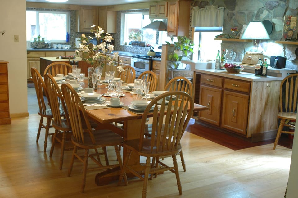 The dinning room and kitchen.