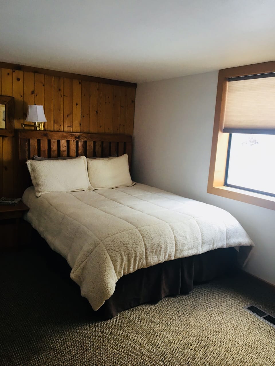 The Clark Fork. 1st floor. One queen bed, one full size Murphy bed. Great Views!