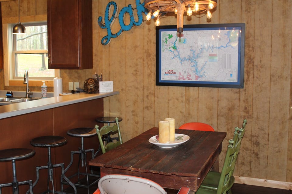 enjoy BEAUTIFUL LAKE VIEWS from the kitchen, dining room, and living room! 🏞🏞