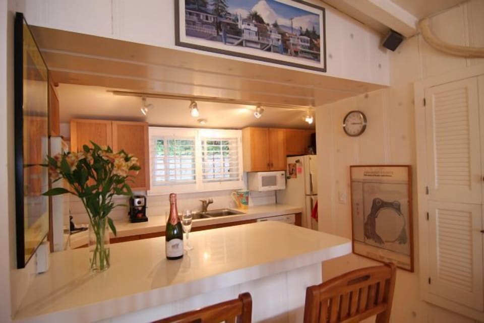 Breakfast bar