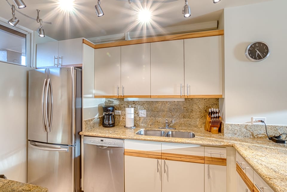 Full kitchen