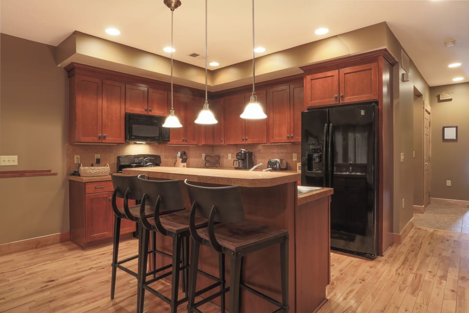 Wonderful kitchen with granite, hardwood and more!
