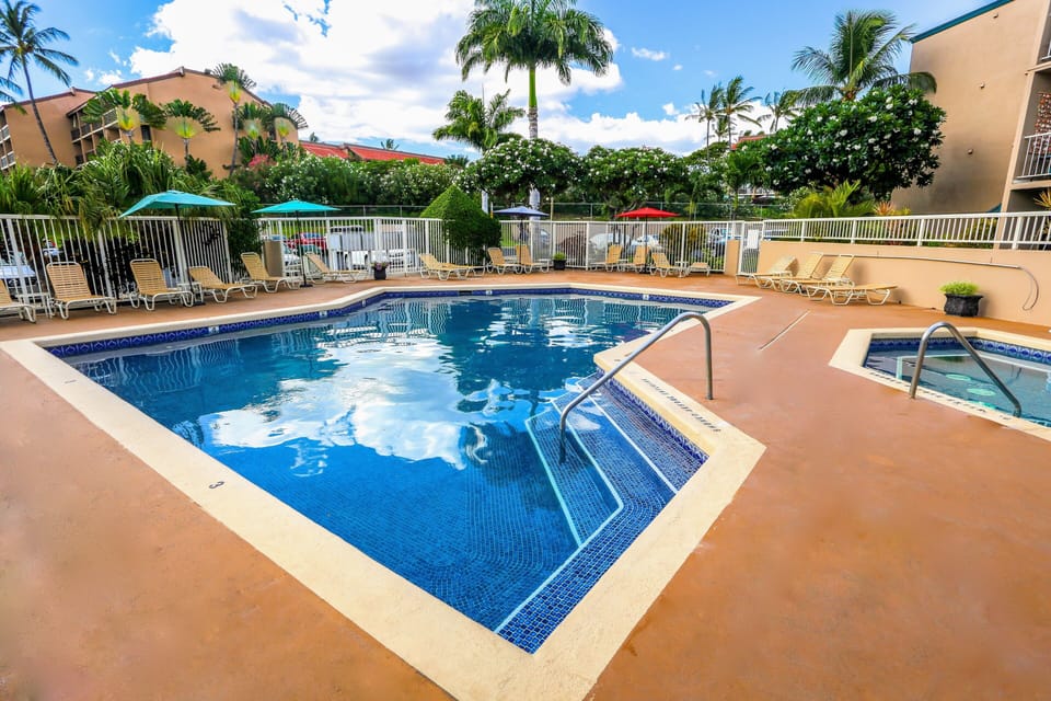 Pacific Shores Pool - Hot tub - grill area.