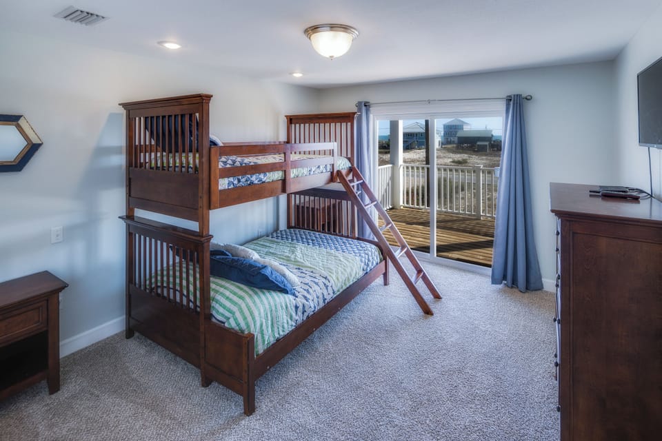 Full/twin bunk bed room