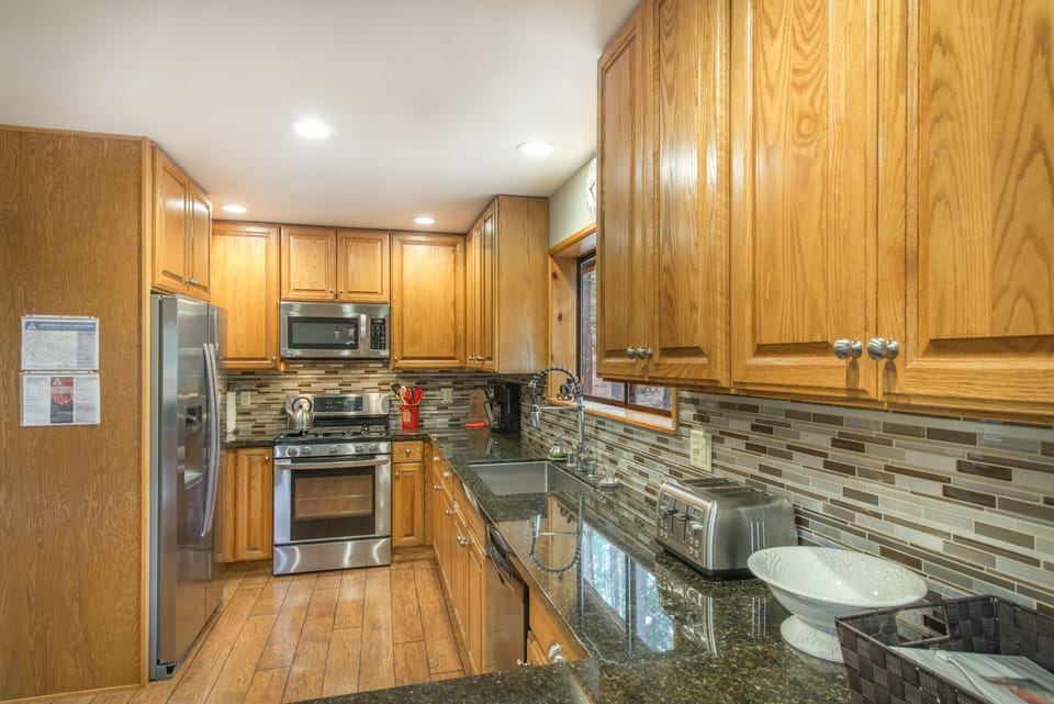 Extensive countertops: handy for making breakfast while also packing lunches.