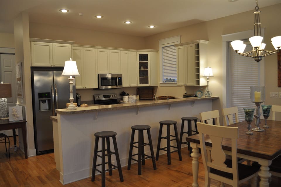 Updated Kitchen - traditional coffee pot+Krueg/icemaker, etc.