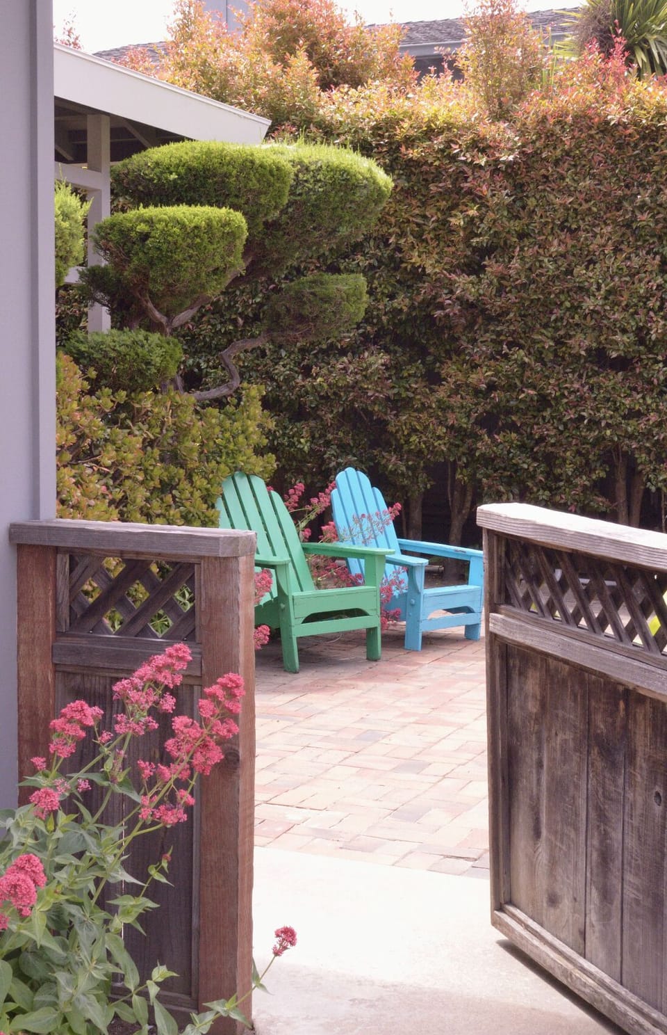 Entrance to front courtyard