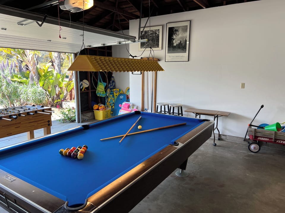Game Room /garage: Vintage shuffleboard, billiards, foosball. Popular w/ guests!