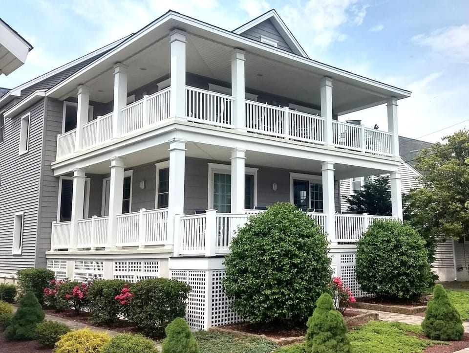 This 5BR / 3BA home is the entire lower floor of this 2 story property.