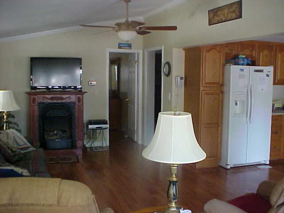 DEN AREA AT 409 FAIROAKS  !!!!!!