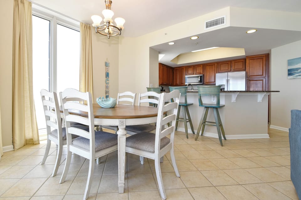 Silver Beach Tower West 406 - Dining Area and Breakfast Bar