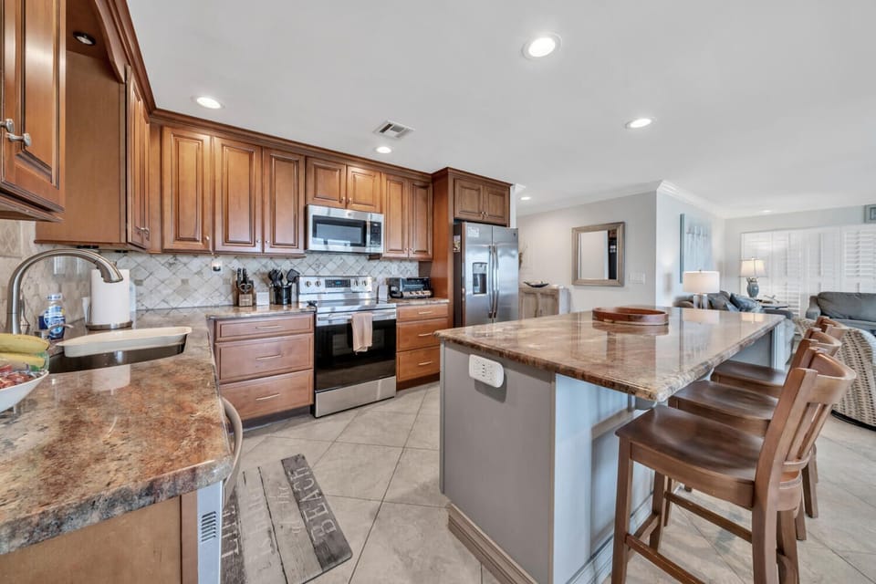 Kitchen, counter top and bar stools