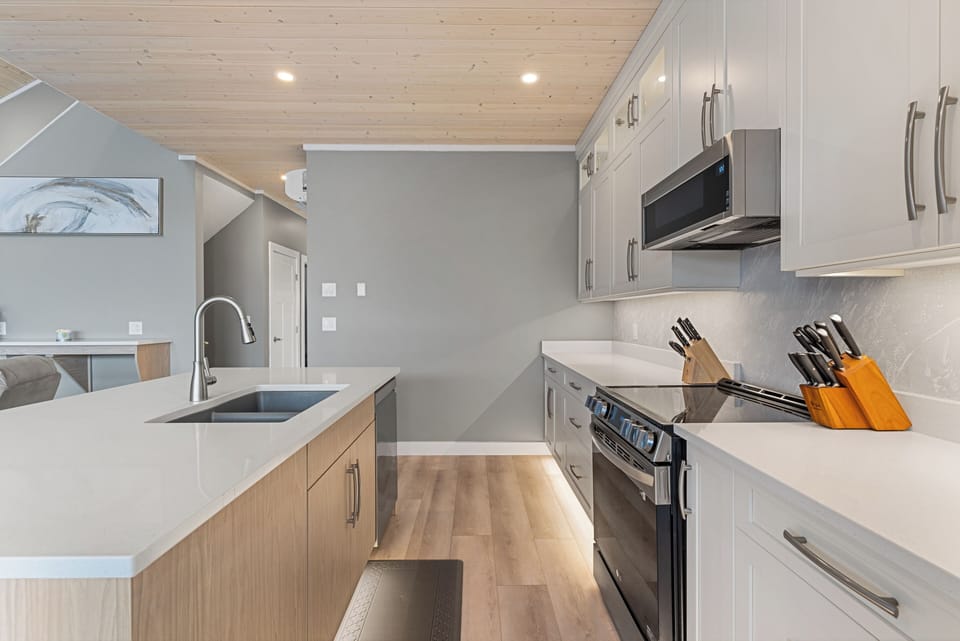 Elegant dimmable under counter and in shelf lighting