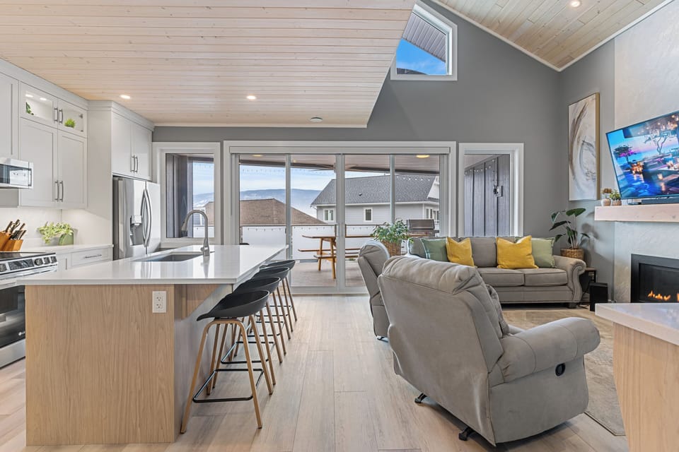 Very spacious open concept living/dining area