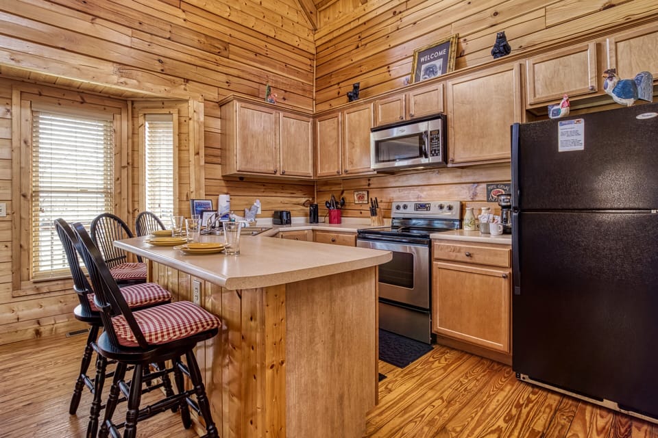 Pigeon Forge Cabin "River Cabin" - Fully furnished kitchen