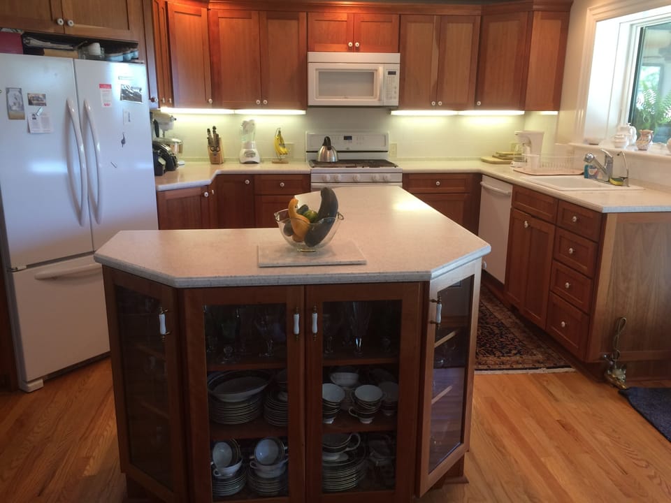 kitchen has all the necessary amenities. 