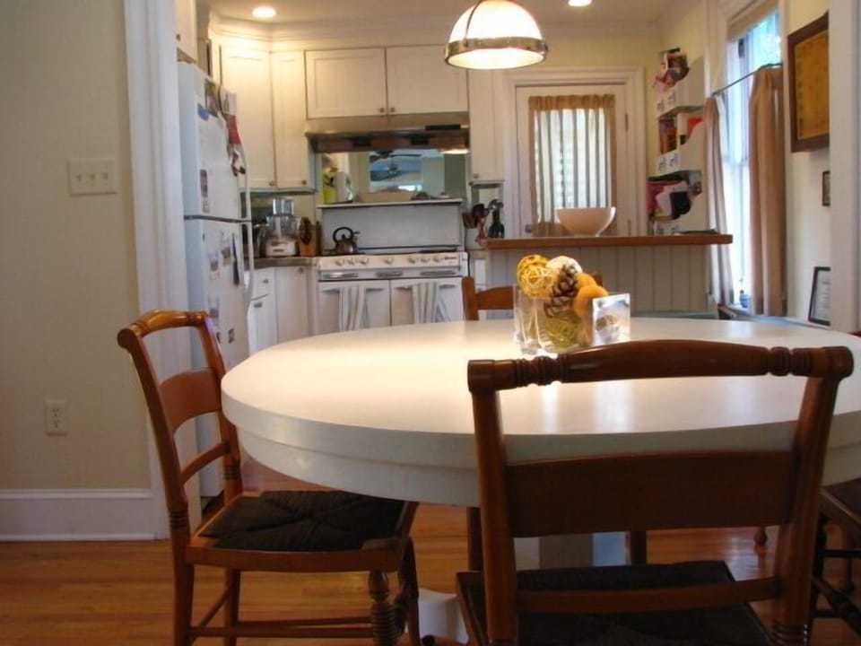 Dining table seats 6+, plus two at the island.
