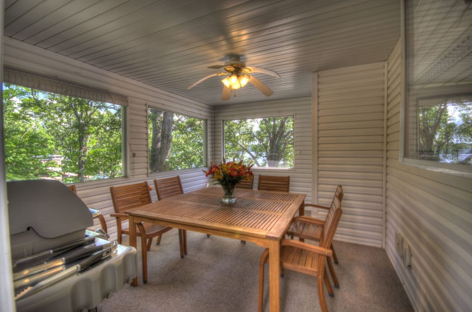 Screened in Porch. Lake Views