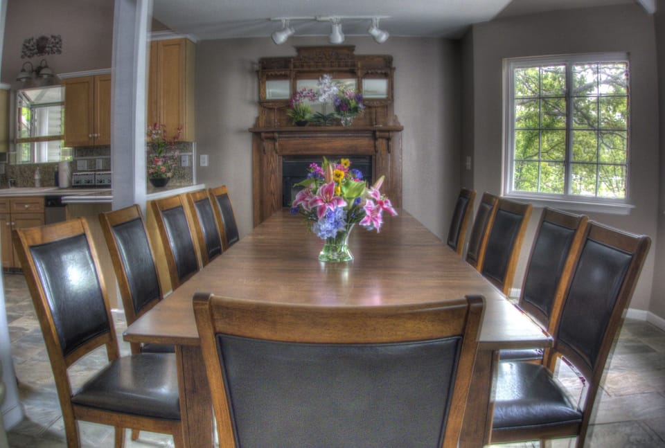 Dining area, with Lake views!