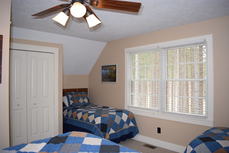 Upstairs Bedroom #2 (1 queen, two twins)