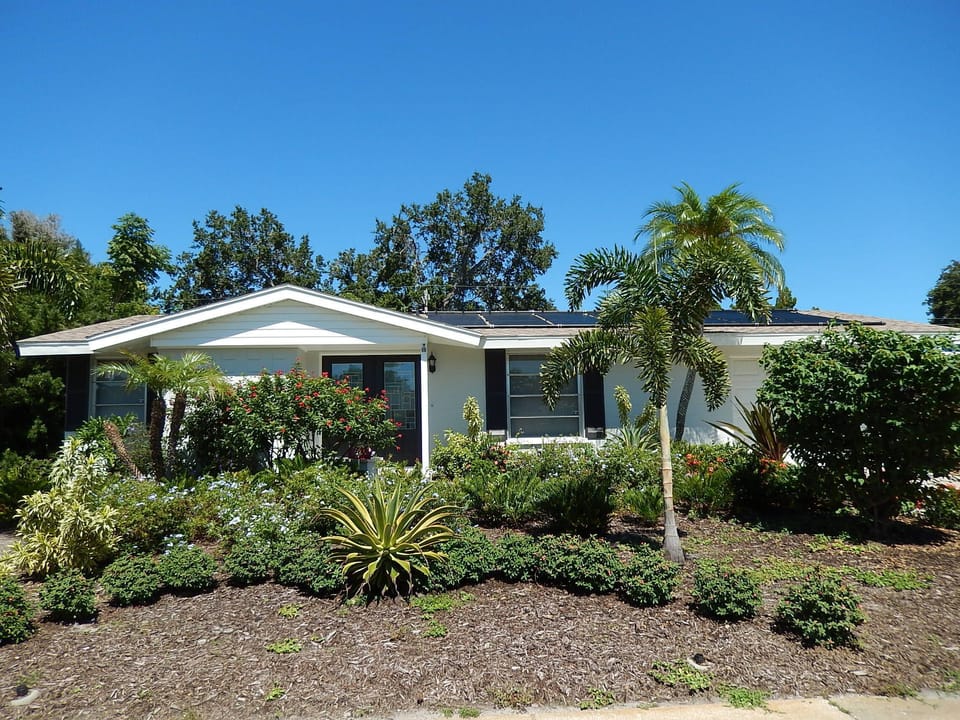 Bungalow on a quiet street close to shopping, grocery store and restaurants