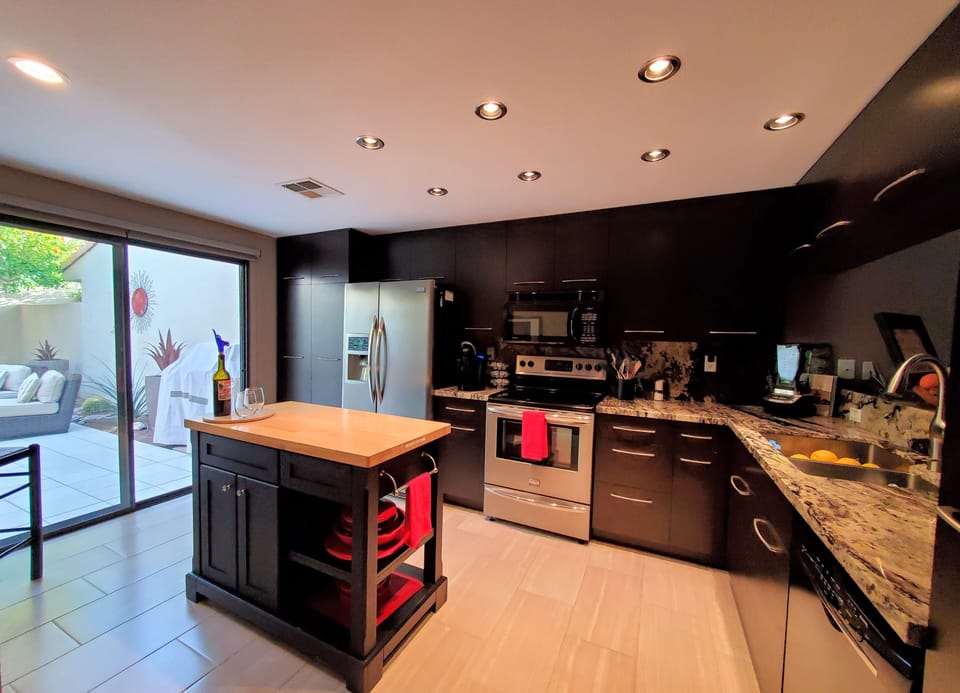 Newly renovated  contemporary kitchen - fully equipped!