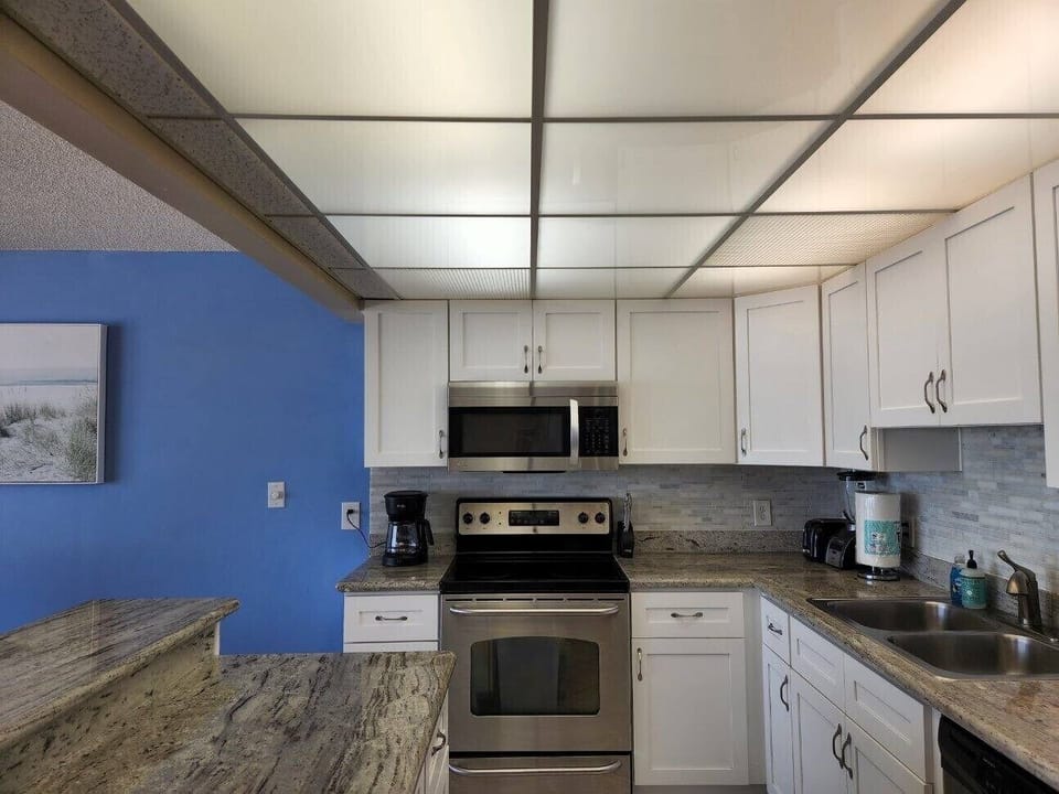 Kitchen- new granite and kitchen cabinets